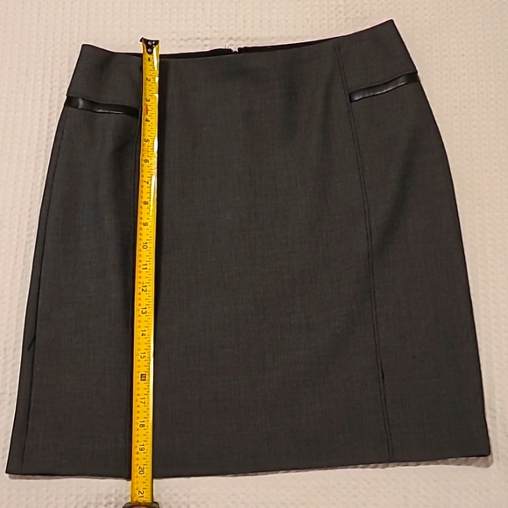 White House Black Market Gray Tweed Skirt. Size 10 - Picture 9 of 9